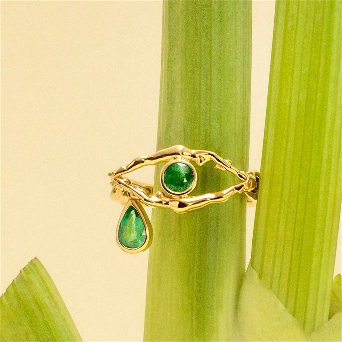 Olho da Elegância – Verde Vibrante e Dourado Radiante