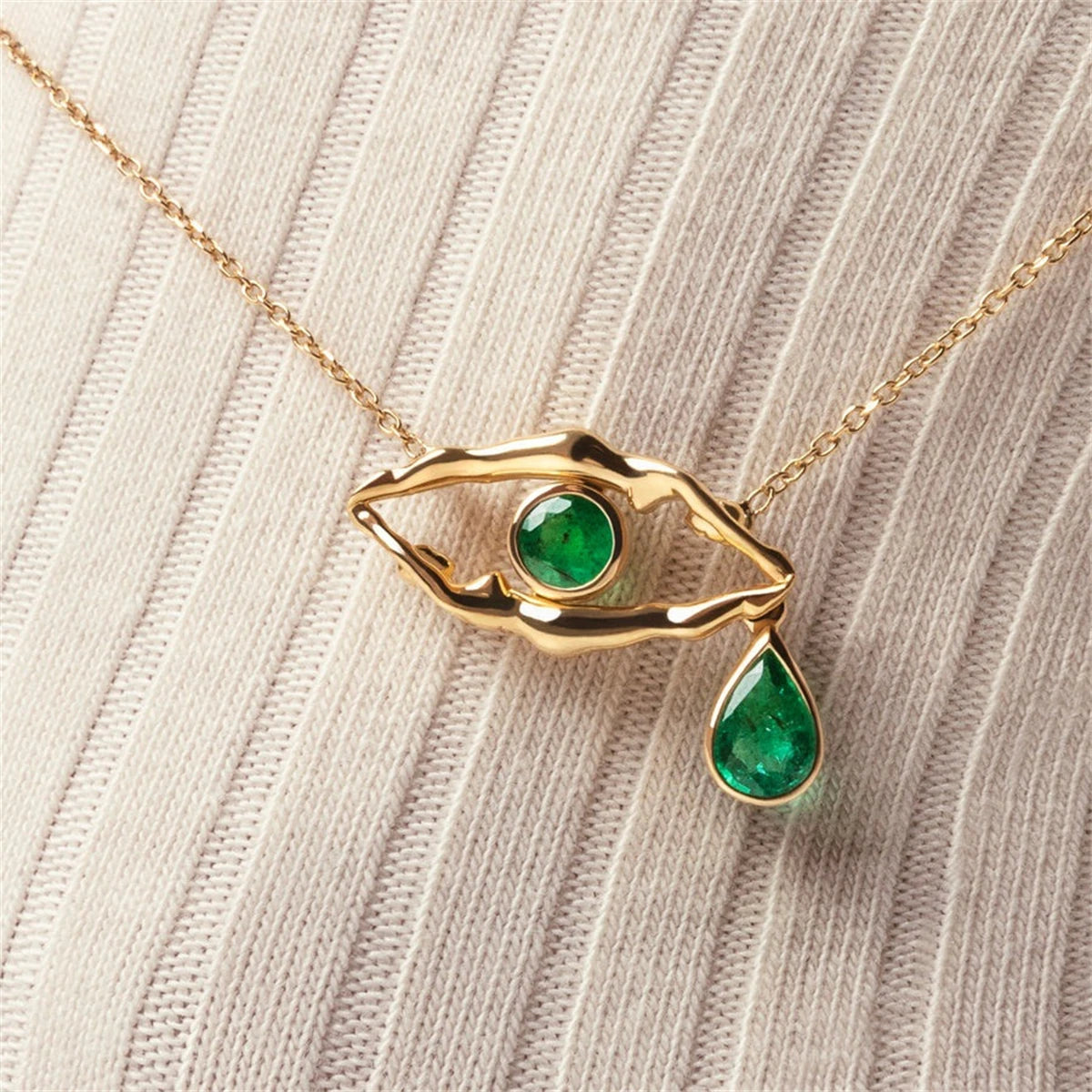 Olho da Elegância – Verde Vibrante e Dourado Radiante