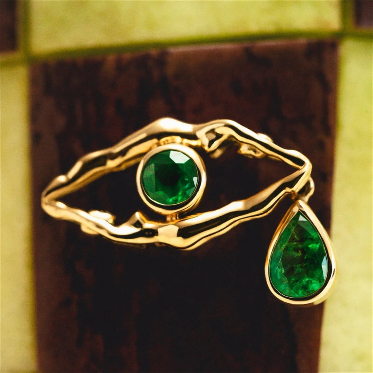 Olho da Elegância – Verde Vibrante e Dourado Radiante