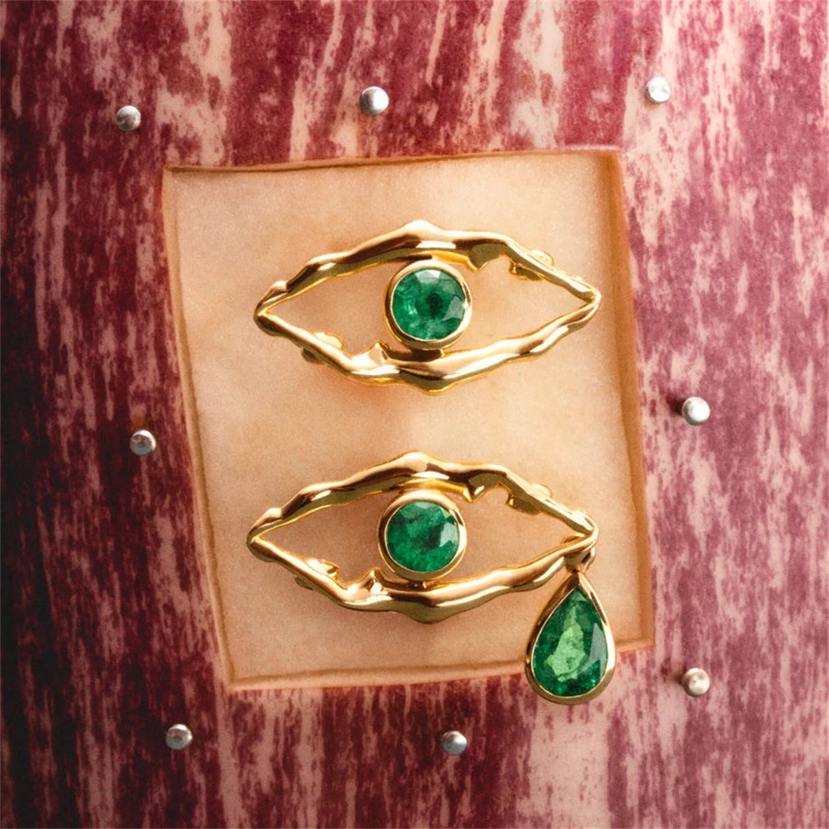 Olho da Elegância – Verde Vibrante e Dourado Radiante
